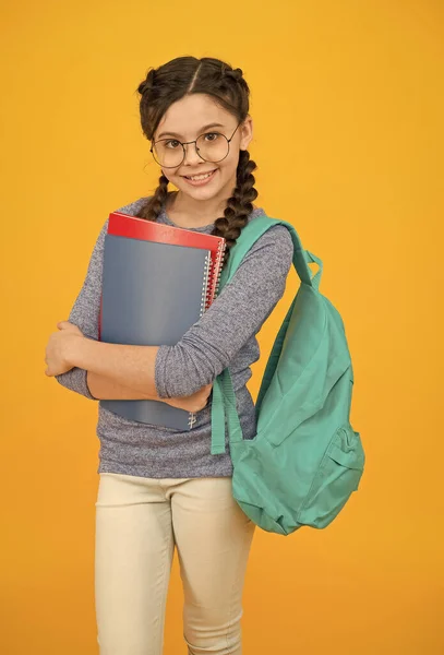 Exzellenzschule. Glückliche Kinder halten Tasche und Bücher in der Hand. Kleines Kind zurück in die Schule. 1. September. Wissenstag. Bildung und Studium. Start-up. Einkaufen für das Nötigste in der Schule. Hier beginnt die Zukunft — Stockfoto