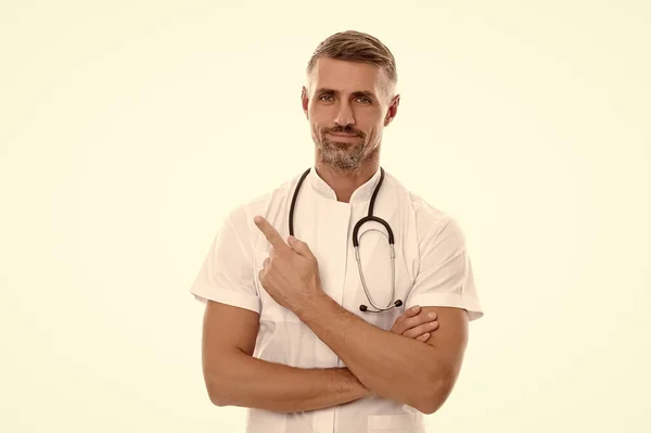 Мужчина семейный врач или медсестра со стетоскопом изолированы на белый указательный палец, ковид 19 — стоковое фото