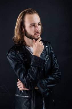 Rock tarzı. Havalı, vahşi hippi adam. Erkek modası. sakal ve yüz bakımı.