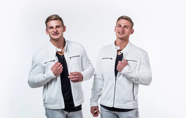 Benzer görünüşlü genç ikiz kardeşler, moda — Stok fotoğraf