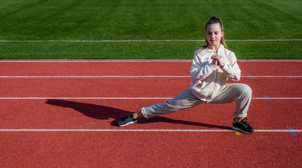 Fiziksel zindelik gelişiyor. Ergen kız hamle pozisyonunda duruyor. Beden eğitimi dersinde. Spor okulu — Stok fotoğraf