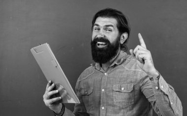 Yaratıcılık. Sınıfta belgelerle çalışan vahşi sakallı bir adam. Sınava hazırlan. Ders üzerine ders veren üniversite hocası. Okula dönüyorum. resmi eğitim. Neşeli olgun öğretmen kağıda not alıyor.