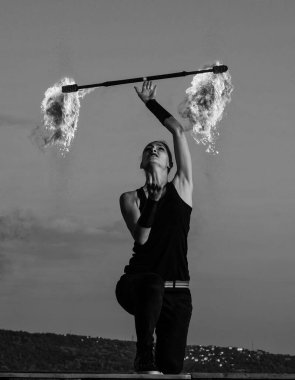 Her şey ışıltılarla ilgili. Kadın fakir dışarıda solo yapıyor. Sopa çevirme. Gece partisi. Tatil kutlaması. Seksi kadın ateş değnekleri çeviriyor. Mavi gökyüzünde kadın ateş sanatçısı