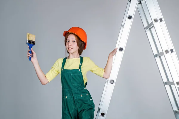 Женщина-строитель в каске. строительство и строительство. работник детского архитектора. — стоковое фото
