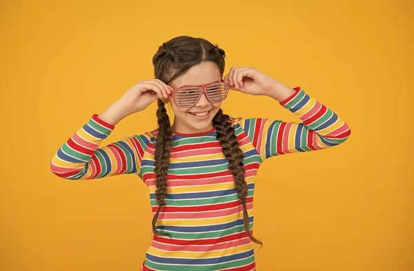 Vrolijk tienermeisje. mooi kind met gevlochten brunette haar. glamour en grappig. schoonheid en mode. Kinderen dragen een feestbril. Gelukkige jeugd. Ik heb gewoon plezier. positieve emoties uit te drukken — Stockfoto