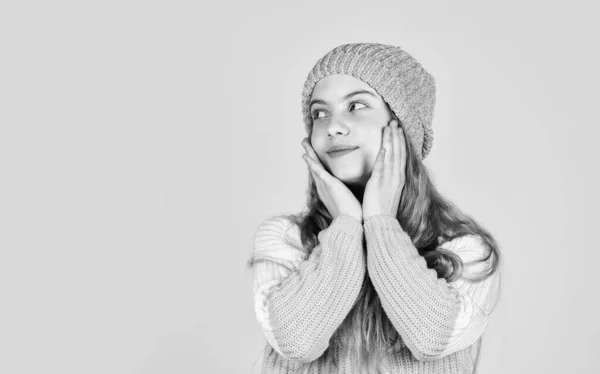 Pronóstico del tiempo frío. niño feliz usar sombrero y suéter favorito. espacio de copia. adolescente chica amarillo fondo. Niña en punto. belleza infantil y la moda. calentarse en la temporada de invierno — Foto de Stock