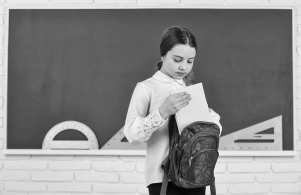 Arbeitsbuch zum Schreiben. Mathematik-Unterricht. Smart Hipster Teenager-Kind. Kind bereit zum Lernen. Tourist oder Student. Bildungsreisen ins Ausland. Zurück zur Schule. glückliches Mädchen trägt Rucksack an Tafel — Stockfoto