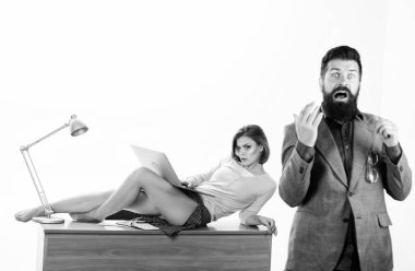 Tehlikeli bir şekilde kışkırtıcı. Ofis müdürü ya da sekreter. Seksi özel sekreter. Arzu dolu. Seksi kadın işçi çekici bacaklar. Patron seksi sekreter için heyecanlı. Baştan çıkarıcı kadın masada dinleniyor.