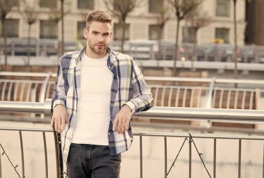 Günlük yaz kıyafetleri. Açık havada günlük tarzında yakışıklı bir adam. Günlük kıyafet dolabı. Erkek giyim mağazası. Moda trendleri. Moda tarzı. Günlük giysiler. Her şey seninle ilgili.