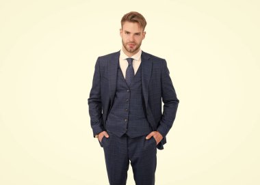 Takım elbiseli yakışıklı, kendine güveni tam iş adamı.