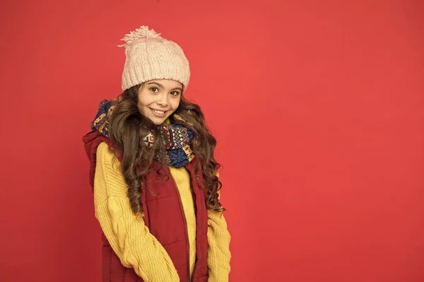 Щаслива дівчина-підліток носить теплий зимовий одяг, копіює простір, купує — стокове фото