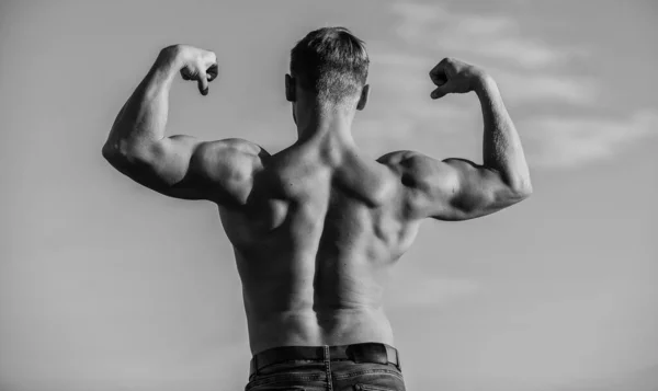 Bodybuilder vorm. Sexy lichaam. Triomf en verlies. Grotere spieren groeien. Verhoog de totale spiermassa. Man gespierde borst naakte romp lucht achtergrond. Man gespierde atleet bodybuilder tonen spieren — Stockfoto