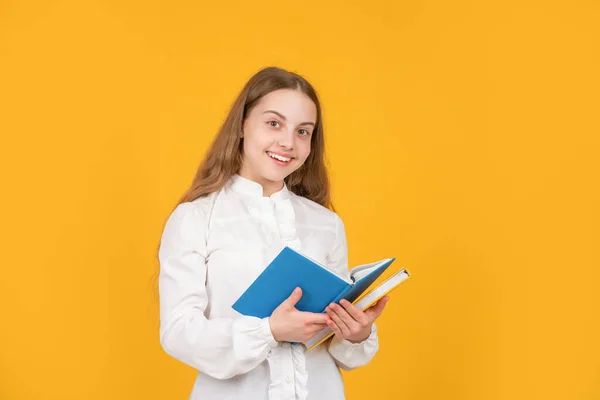 Een lachende tiener. onderwijs op de middelbare school. schoolmeisje met copybook. — Stockfoto