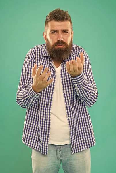 Alcoholist. Een verwarde man met een baard in een geruit overhemd. Kaukasische man met baard en snor — Stockfoto
