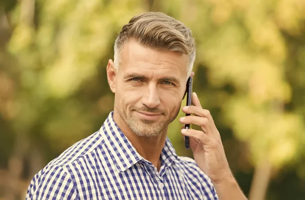 Uomo sorridente ottenere informazioni in servizio, smartphone — Foto Stock