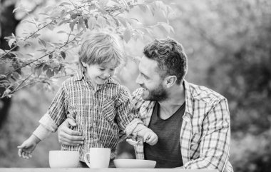 Mutlu aile aşkı. Çocuk gelişimi. Babalar günün kutlu olsun. Babası dışarıda olan küçük bir çocuk. çocukluk mutluluğu. Sağlıklı yemek ve diyet. Aile günü. Oğul ve baba sütlü yulaf lapası yiyor.