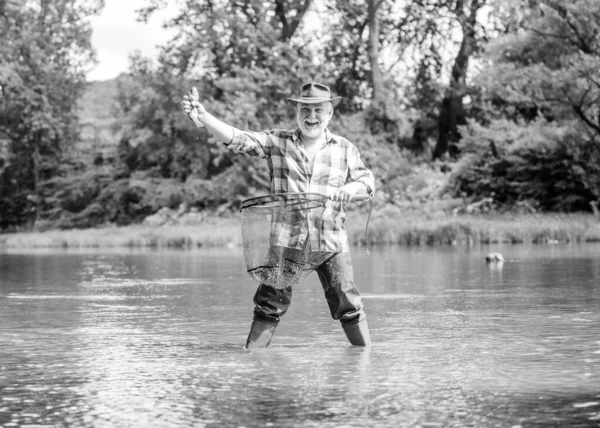 Está na hora de tudo. atividade desportiva e hobby. Isca de truta. pescador barbudo aposentado. pesca grande jogo. homem maduro pesca. pothunter. Homem a pescar peixe. Fim de semana. pescador com vara de pesca — Fotografia de Stock