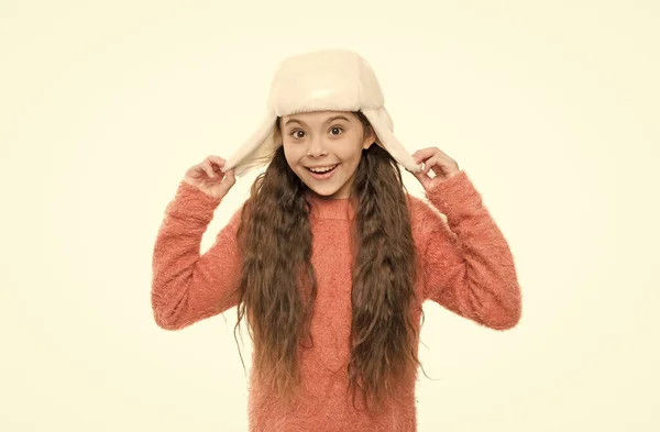 保持头脑清醒。看看我的耳垂帽。穿着针织毛衣的快乐女孩。给孩子们织毛衣和毛皮。冬季流行趋势。小孩单独在白色的地方玩得很开心。假日准备 — 图库照片