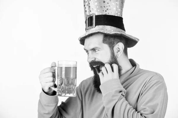 Alkol tüketimi Aziz Patrick Günü 'nün ayrılmaz bir parçası. Şerefe kavramı. İrlanda geleneği. Vahşi sakallı hippi adam yarım litre bira içiyor. Yeşil bira kupası. Kutlamanın bir parçası olarak bira içmek. İrlanda barı — Stok fotoğraf