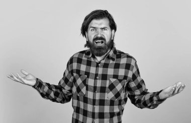 Kafası karışmış sakallı adam umutsuzluk içinde ellerini kaldırdı, insani duygular.