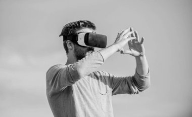 Artırılmış gerçeklik. Oyuncu konsepti. Modern teknoloji. Dijital gelecek ve yenilik. Siber uzay. Sanal gerçeklik. Oyun online. Sanal gerçeklik gözlükleri. Kablosuz sanal gerçeklik gözlüklü yakışıklı adam.