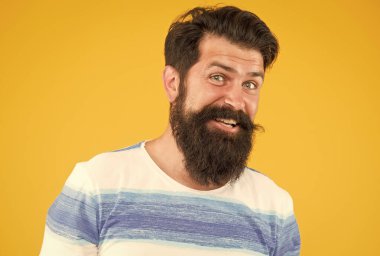 Berber ipuçları. Şık sakal ve bıyık. Hippi tarzı. Sakal modası. Berber servisi. Kuaför salonu. Süslü bıyık. Erkek portresi. Yaz stili. Sakallı, şık, sakallı, sarı arka plan