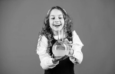 Kimyasal analiz. Zararlı ve hayati kimyasal çözünürlük seçenekleri. Kız öğrenci kimyasal sıvılar üzerinde çalışıyor. Okul laboratuarı. Doğanın kalıplarını öğren. Eğitim konsepti. Okul kimya dersi