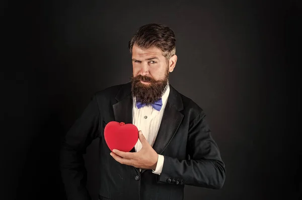 Mijn Valentijn. Liefde en romantiek. Een volwassen man met een baard die er formeel uitziet. 14 februari van dit jaar. — Stockfoto