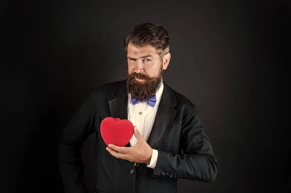 O meu dia dos namorados. amor e romance. Homem barbudo maduro que parece formal. 14 de Fevereiro. — Fotografia de Stock