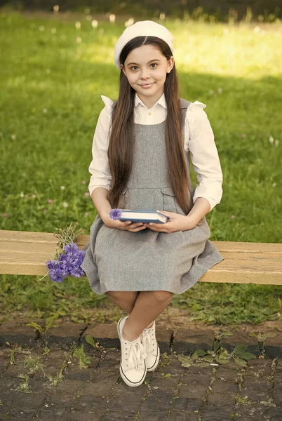 La escuela es un lugar para crecer. Chica feliz de vuelta a la escuela. Los niños pequeños usan uniforme escolar. Hora del colegio. Día del conocimiento. 1 de septiembre. Educación y estudio. Arranca. Mejorar el futuro de aprendizaje comienza aquí —  Fotos de Stock