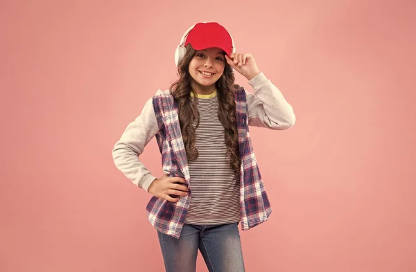 Belo dia. de volta à escola. moda de outono ou de primavera. criança usando boné e fones de ouvido. — Fotografia de Stock