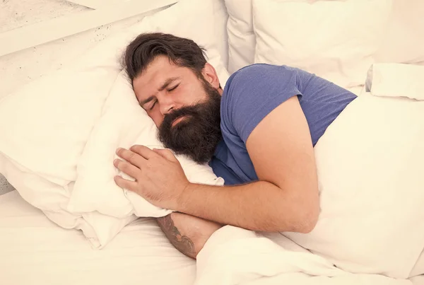 Huzurlu bir sabah. Sabah erkenden. Vücudunun ihtiyacı olan dinlenme için. Yatak çok rahat. Barışçıl yetişkin erkek dinleniyor. Yatakta uyuyan sakallı adam. Uykulu adam yatak odasında rahatla. — Stok fotoğraf