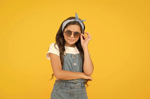 Kleines modisches Mädchen-Sommeroutfit mit Sonnenbrille, modernes Accessoire-Konzept — Stockfoto
