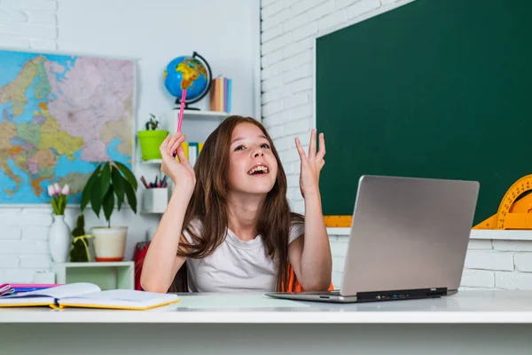 Online onderwijs. kennisdag concept. Leerling kind studie les. kind leren onderwerp. — Stockfoto
