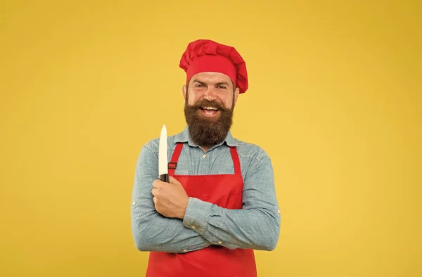 Chef med hjälp av keramiska kniv för att skära frukt och grönsaker, professionella redskap — Stockfoto