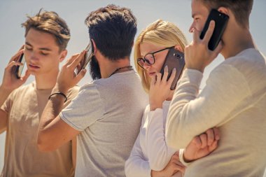 İletişim araçları. Cep telefonu sohbeti. Arkadaşlar arka planda sohbet ediyorlar. Mobil iletişim. Akıllı telefonları olan insanlar. Cep telefonu. Sohbet ve tartışma. Proje tartışılıyor