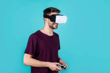 Yeni gerçekliğin tadını çıkarıyorum. Kablosuz kulaklıklı bir erkek. Adam modern teknoloji kullanıyor. dijital gelecek.