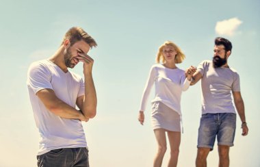 Ayrılın. Aşk üçgeni. Üçüncü teker konsepti. İlişki hedefleri. İhanet ve boşanma. Kıskanç eş. Sonsuza dek yalnız. Kıskançlık hissi. Kıskançlığın olumsuz etkisi. Aile psikolojisi. Onları kıskanıyorum.