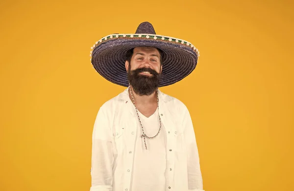 Ο τύπος φοράει πόντσο. Σομπρέρο, παρτάκιας. άντρας με μεξικάνικο καπέλο σομπρέρο. έννοια διακοπών στο θέρετρο στο Μεξικό. hipster με γενειάδα φαίνεται εορταστική σε σομπρέρο. Ευτυχισμένος κτηνώδης αρσενικό γιορτάζει γιορτή. Καλοκαίρι διασκέδαση — Φωτογραφία Αρχείου