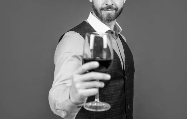 Sommelier. Facet pije czerwone wino. Zdrowie za szczęśliwe Walentynki. picie alkoholu. — Zdjęcie stockowe