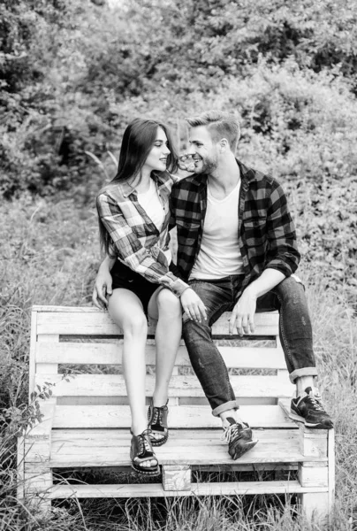 Freund und Freundin verliebt. Liebe und Romantik. Sommerferien. Gemeinsam ein schönes Wochenende genießen. Familienwochenende. Romantisches Date im Park. Verliebte Paare sitzen auf Bank. Jugend hängt ab — Stockfoto