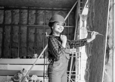 Endüstri. Atölyedeki çocuk el aleti kullanmayı öğreniyor. Mühendis kıyafeti giyen kız. Kendini geliştirmek için aletler. Ustabaşı müfettişi çalışmayı sever. meslek öğrenme kavramı