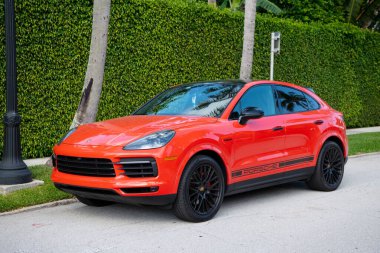 Palm Beach, Florida USA - 21 Mart 2021: Kırmızı Porsche Cayenne Coupe. köşe görünümü.