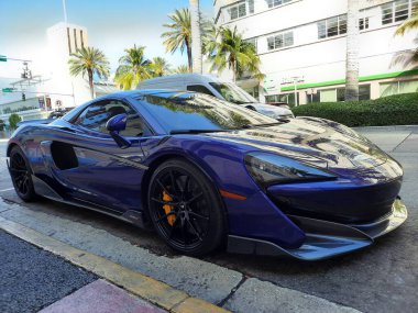 Los Angeles, Kaliforniya ABD - 24 Mart 2021: Blue McLaren Otomotiv Limited 570 'ler yan görünümü.