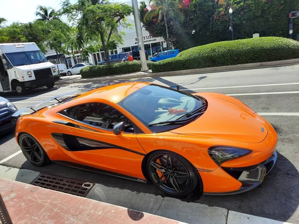 Λος Άντζελες, Καλιφόρνια ΗΠΑ - 24 Μαρτίου 2021: πορτοκαλί McLaren Automotive Limited 570s δεξιά πλευρά άποψη — Φωτογραφία Αρχείου