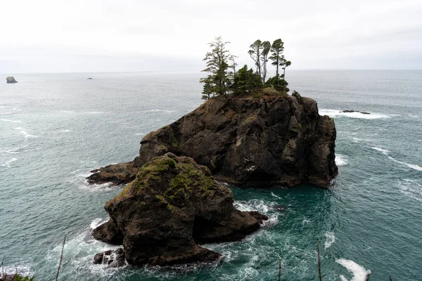 Scenic sea stacks coming from seawater near Oregon coast, USA — Stockfoto