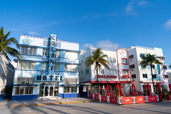 Miami, USA - április 15, 2021: Colony and Boulevard szállodák line Ocean Drive Floridában — Stock Fotó