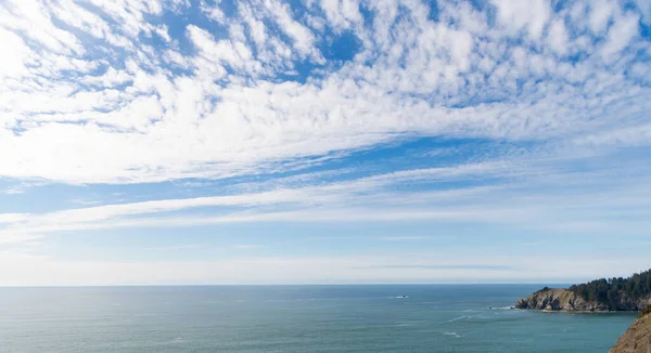 Prachtig panoramisch zeegezicht met zeewater en bewolkte lucht, natuurpanorama — Stockfoto