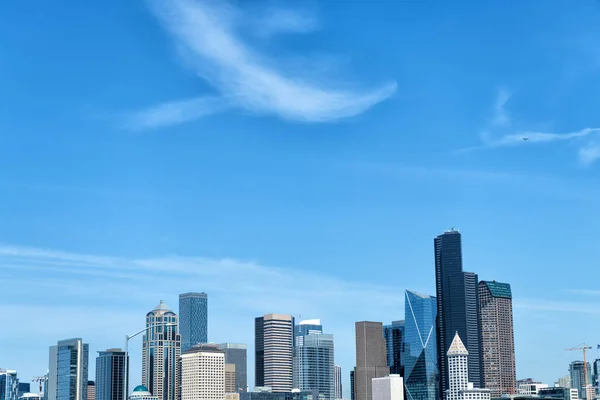 Seattle, Washington D.C. USA - April 06, 2021: seattle skyline with skyscraper on sky background. — Stock Photo, Image