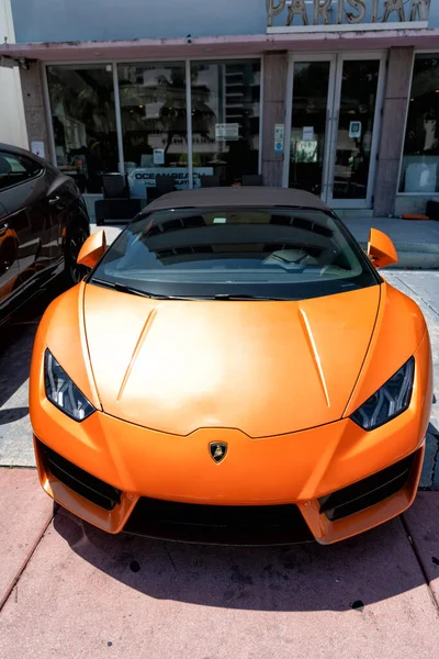 Los Angeles, Califórnia EUA - 14 de abril de 2021: Lamborghini Aventador estacionado em LA. vista frontal superior. — Fotografia de Stock